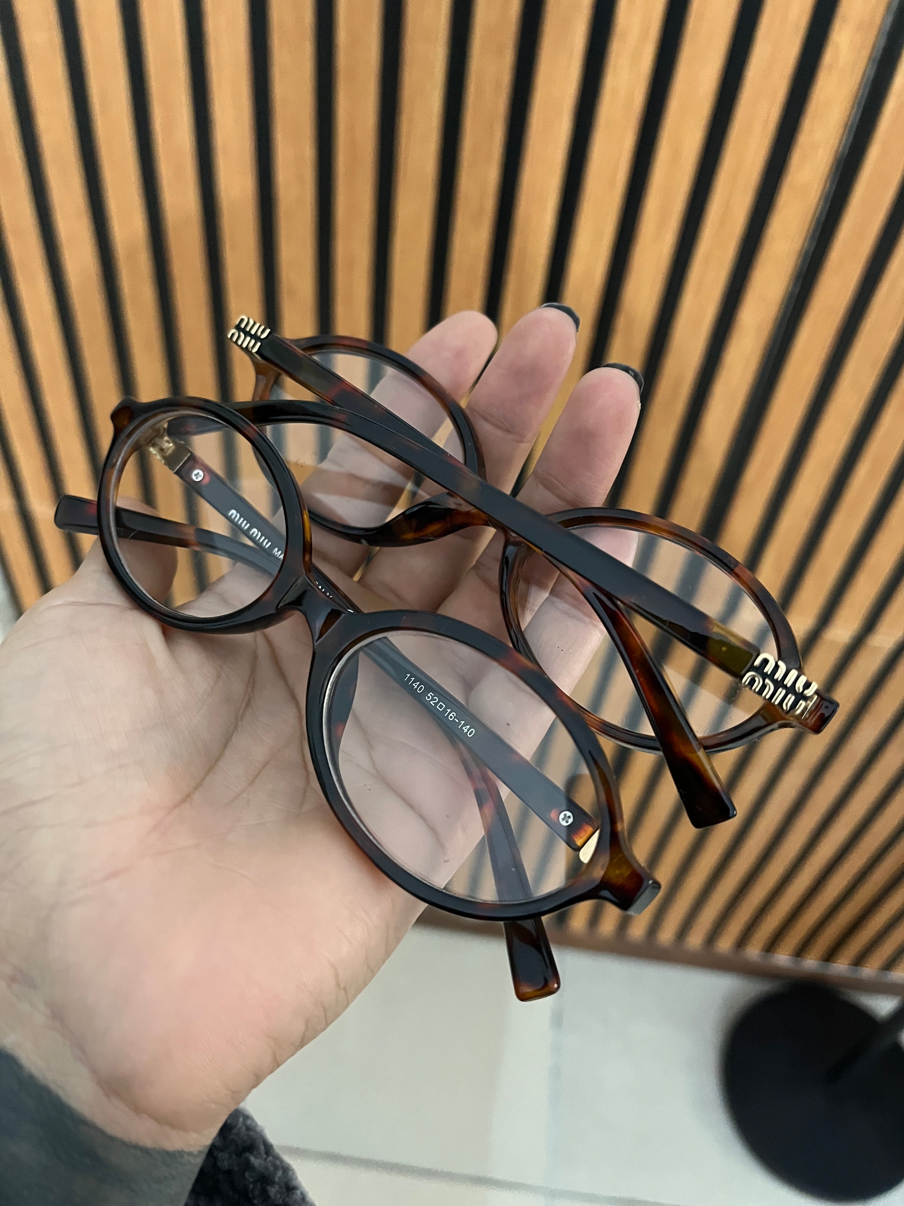 Lentes de anti luz azul y armazones. Miu Miu.