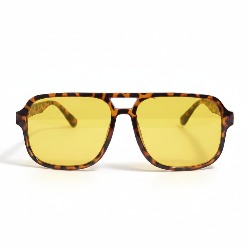 Lentes de sol estilo aviador.