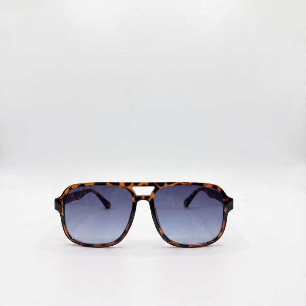 Lentes de sol estilo aviador.
