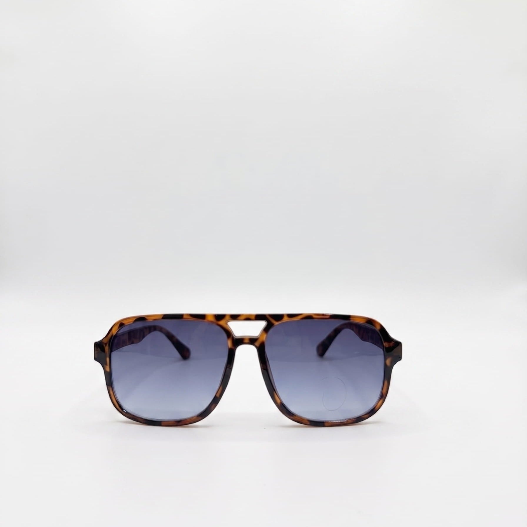 Lentes de sol estilo aviador.