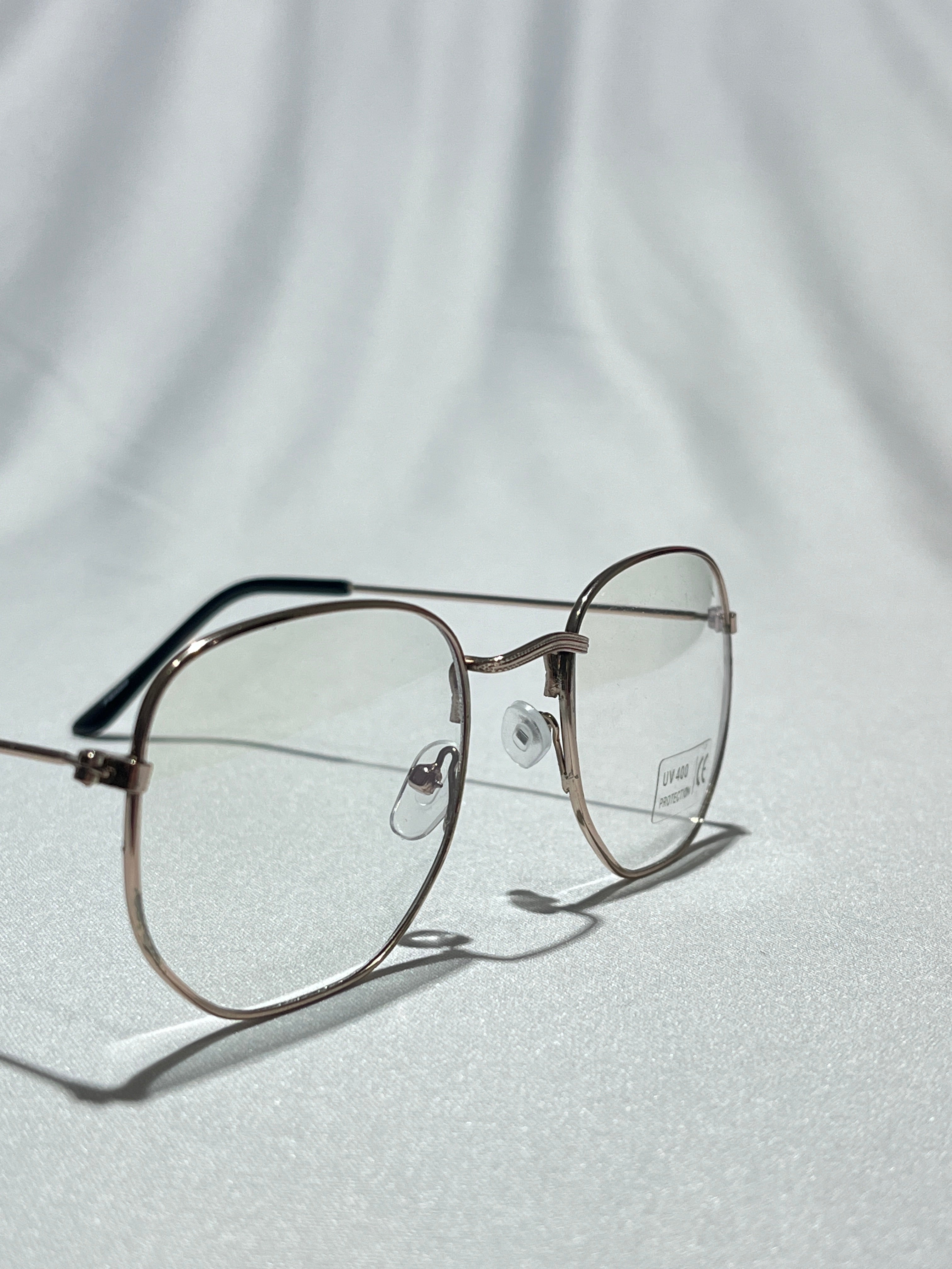 Lentes transparentes hexagonales.